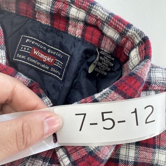 Wrangler Shirt Jacket Mens Small Red Plaid Quilted Lined Flannel Long Sleeve - Picture 3 of 7